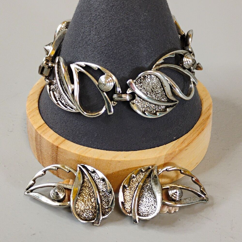 Vintage Sarah Coventry Silver Tone Windsong Bracelet and Clip on Earring set